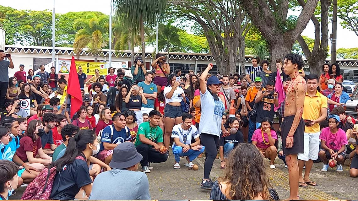 Em sintonia com movimento nacional, ato na Unicamp reforçou defesa da democracia e cobranças de reposição de perdas e permanência estudantil 
